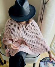 Poncho all'uncinetto fatto a