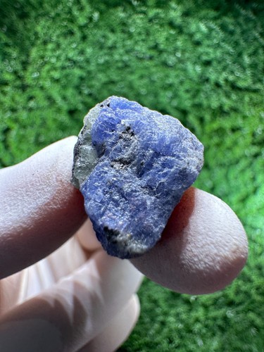Cristallo tanzanite con - cristallo, cambio