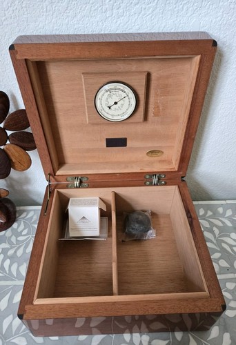 Humidor wood cigar box with - ,