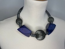 Girocollo donna resina blu e acciaio brunito su tubolare cristalli e tulle