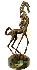 Cavallo in bronzo surreale con