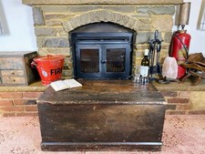 Vecchia cassapanca antica in pino, baule portaoggetti vintage in legno, scatola coperta, tavolino.