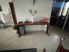 Tavolo da parete in ciliegio con gambe regolabili e traversa in acciaio brunito