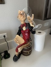 Innoditore di vino seduto sulla botte - porta vino sommelier