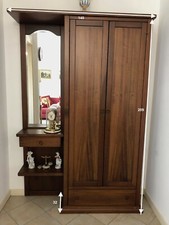 Armadio guardaroba con specchio e cassetti portaoggetti.  