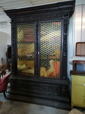 Armadio neorinascimento laccato con intagli e grottesche periodo Ottocento.