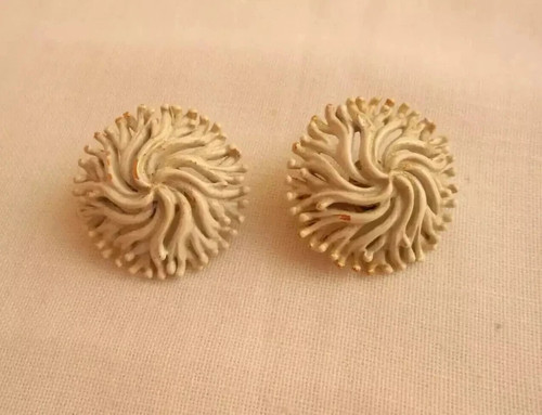 Orecchini trifari lacca bianca - trifari,