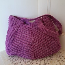 borsa nuova lavorata all'uncinetto color glicine misure nelle foto 