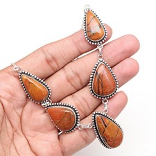 Collana con gioielli fatti a