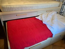 Cameretta bambini/ragazzi con letto ponte più letto aggiuntivo e materassi