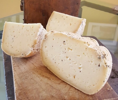 Formaggio con tartufo bianco - bianco, e