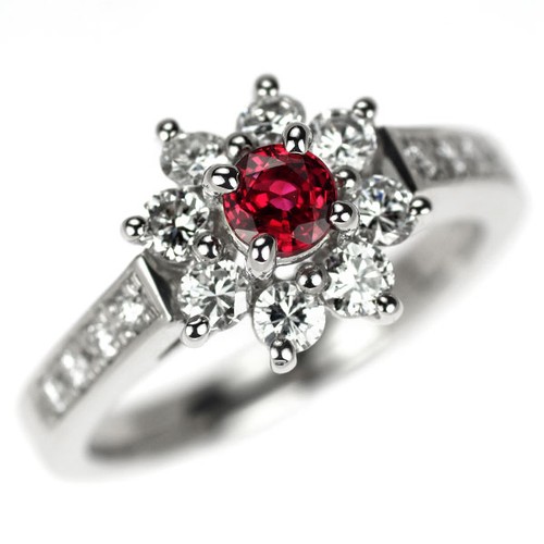 Anello con diamanti rubino
