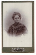 Fotografia Visit Ritratto, Ritratto di giovane ragazza in abito a quadri 