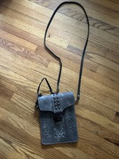 Borsa Minicat grigia con tracolla sul petto 