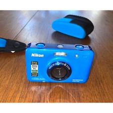 Nikon Coolpix s30 fotocamera digitale impermeabile antiurto blu cinturino galleggiante e custodia