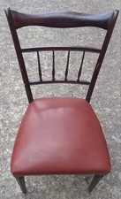 Sedia elegante da salotto in pelle e legno mogano