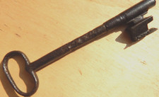 ANTICA CHIAVE FORGIATA MASCHIA MONOPEZZO ,DA PORTONE LOMBARDIA META' DEL ''700
