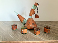 BOTTIGLIA DA LIQUORE VINO IN VETRO E CUOIO CON 4 BICCHIERI VINTAGE ANNI 70