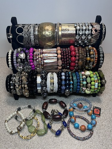 Enorme lotto bracciali oltre