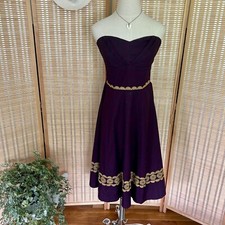 Abito viola scuro senza spalline con ricamo oro scollo a cuore