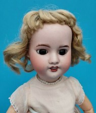  Magnifique petite poupée