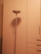 Lampada piantana da terra con paralume in metalo, semplice. 