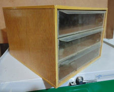 Armadio in legno 3 cassetti filo da cucire DMC: vetrina negozio #2