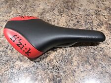 Fizik Antares Sella flessibile ad ala in nero e rosso