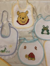 Bavaglino neonato ricamati a mano punto croce