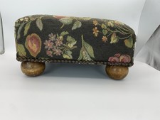 Sgabello piedi arazzo vintage fiori floreali e piedi a sfera di frutta bordo