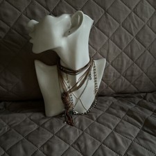 porta collane Design Senza Collane In resina