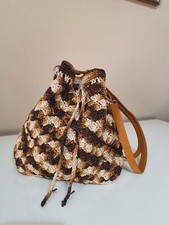 Borsa a secchiello in rafia a tracolla