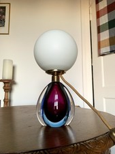 Lampada da tavolo in vetro di