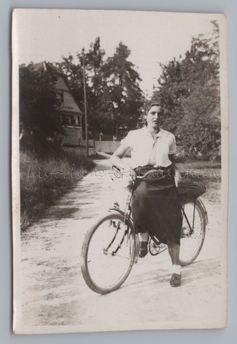 Donna con bicicletta vecchia - -,