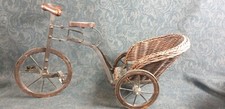 Antico treciclo tre ruote o carrozzina in ferro battuto e vimini