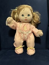 Vintage 1985 My Child bambola occhi d'acqua biondo rosa pigiama e bavaglino nastri gialli Mattel