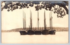 5 golette scenografiche a vela raftate insieme sull'isola degli scoiattoli ME, foto cartolina