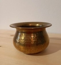 PORTAVASO/PORTAFIORI IN OTTONE martellato, vintage, Ø esterno 13 cm/altezza 8 cm