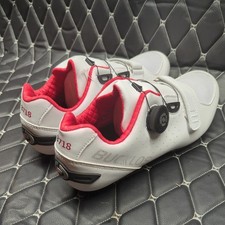 Scarpe da ciclismo NUOVE -Bucklos -BIANCO- B718 senza chiusura taglia 7,5 con hardware
