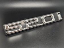 BMW 520i 520 I i LOGO SIGLA EMBLEMA FREGIO STEMMA SCRITTA TARGHETTA BADGE TARGA