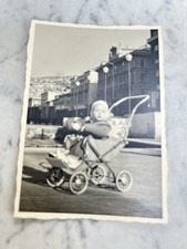 VECCHIA FOTOGRAFIA BAMBINO CARROZZINA 1956 OLD PHOTOGRAPH