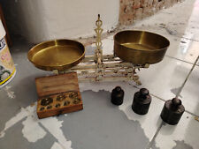 Vintage antica bilancia in ferro con piatti completa di pesi