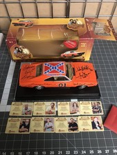 8 membri del cast firmati