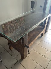 Originale banco da falegname con piano in cristallo e ruote