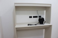 Banco da lavoro in nobilitato bianco, alt. 170cm, prof. 45 cm, larghezza 120cm