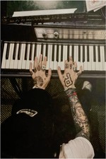 Mani tatuate che suonano
