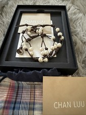 Braccialetto Chan Luu bianco di perle d'acqua dolce e pelle marrone