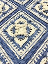 copertina per neonato fatta a mano in pura lana 100% panna e azzurra