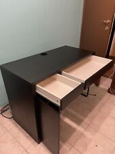 scrivania e sedia ufficio