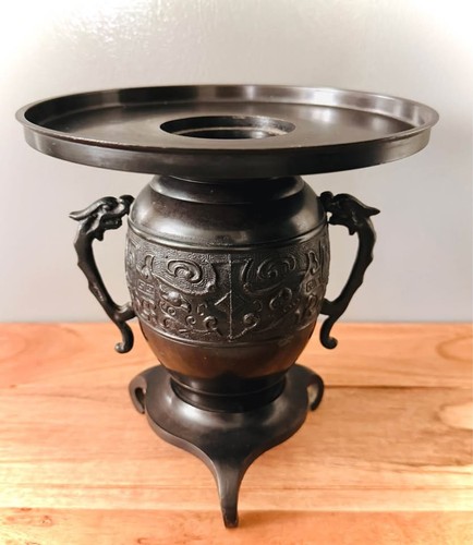 Antico vaso treppiede